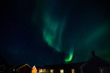 Norveç'te Lofoten adalarında Reine üzerinde Kuzey ışıkları