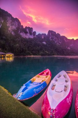 Tayland Khao Sok milli park manzarası