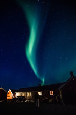 Norveç'te Lofoten adalarında Reine üzerinde Kuzey ışıkları