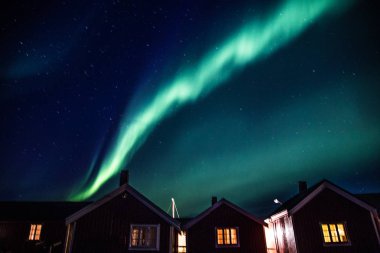 Norveç'te Lofoten adalarında Reine üzerinde Kuzey ışıkları
