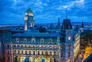 Kanada'da Quebec City sokaklarında Chateau Frontenac otel