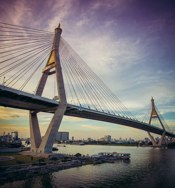 Bangkok Tayland gün batımında Bhumibol köprü manzarası
