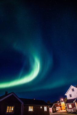 Norveç'te Lofoten adalarında Reine üzerinde Kuzey ışıkları