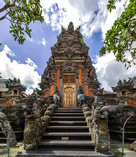 Bali Endonezya gölet ile Ubud tapınağı