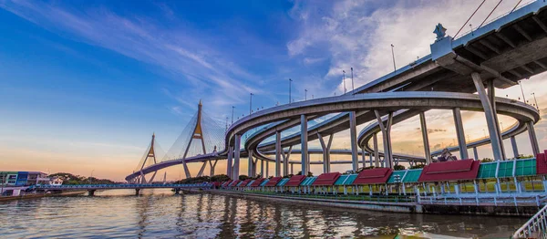 Bangkok Tayland gün batımında Bhumibol köprü manzarası