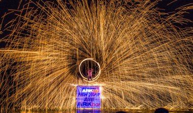Tayland 'da Koh Samui sahilinde yangın gösterisi