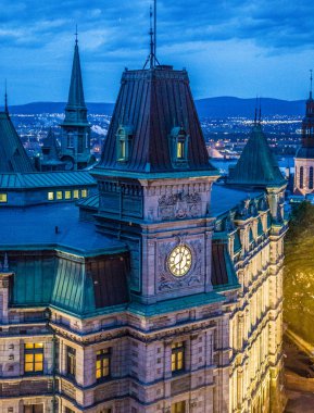 Kanada'da Quebec City sokaklarında Chateau Frontenac otel
