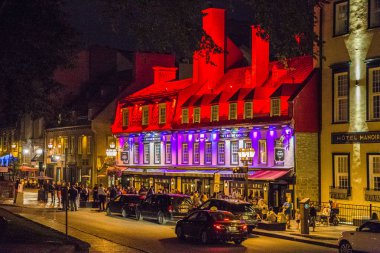 Kanada'da Quebec City sokaklarında Chateau Frontenac otel