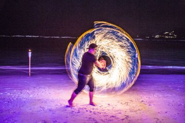 Tayland 'da Koh Samui sahilinde yangın gösterisi