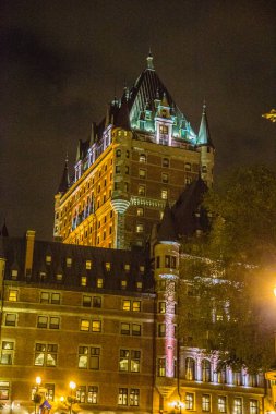 Kanada'da Quebec City sokaklarında Chateau Frontenac otel