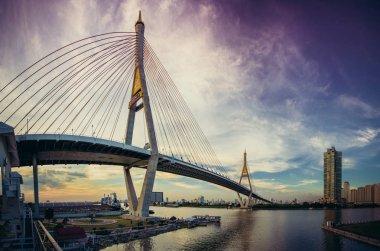 Bangkok Tayland gün batımında Bhumibol köprü manzarası