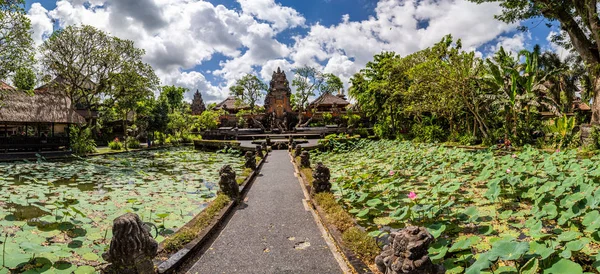 バリインドネシアの池を持つウブド寺院 — ストック写真