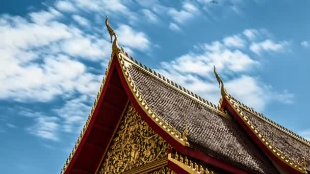Вьентанские храмы и уличные часы в Лаосе — стоковое видео
