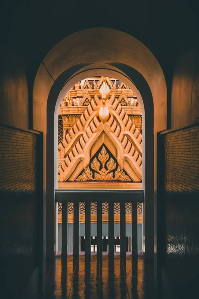 Templo Loha Prasat en el casco antiguo de Bangkok en Tailandia — Foto de Stock