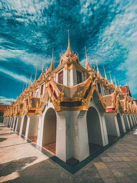 Templo Loha Prasat en el casco antiguo de Bangkok en Tailandia — Foto de Stock