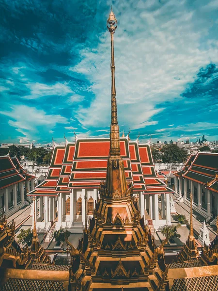 Templo Loha Prasat en el casco antiguo de Bangkok en Tailandia — Foto de Stock