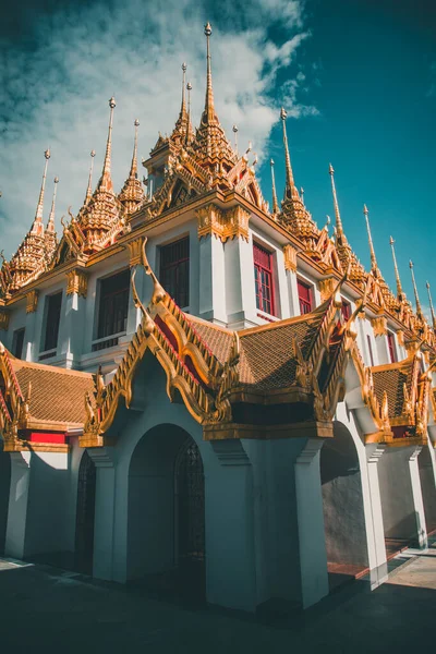 Храм Лоха Прасат в старом городе Бангкока в Таиланде — стоковое фото