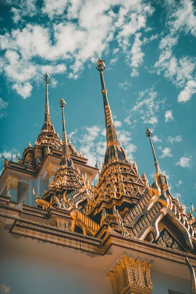 Templo Loha Prasat en el casco antiguo de Bangkok en Tailandia — Foto de Stock