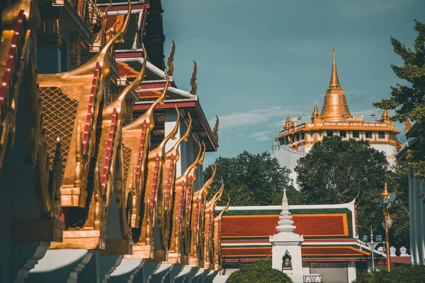 Templo Loha Prasat en el casco antiguo de Bangkok en Tailandia — Foto de Stock