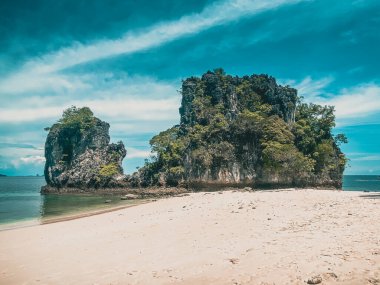 Koh Hong Cennet Sahili, Andaman Denizi 'nde Phuket ve Krabi Tayland arasında bir ada.