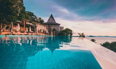 Cennet manzarası Santhiya tatil köyü Koh Yao Yai 'de, Andaman Denizi' ndeki Krabi ve Phuket Tayland arasında.