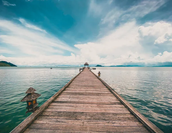 Cennet manzarası Santhiya tatil köyü Koh Yao Yai 'de, Andaman Denizi' ndeki Krabi ve Phuket Tayland arasında.