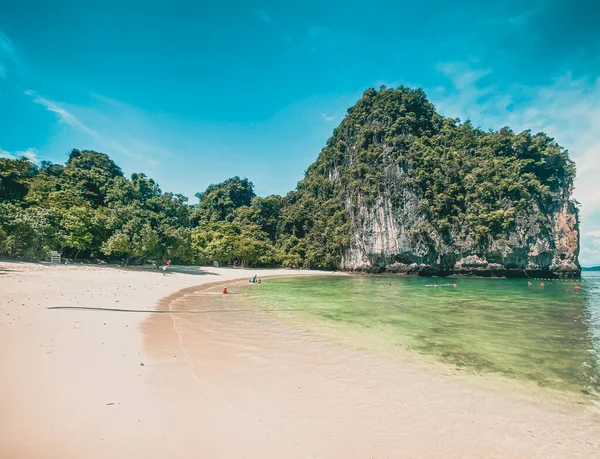 Koh Hong Cennet Sahili, Andaman Denizi 'nde Phuket ve Krabi Tayland arasında bir ada.
