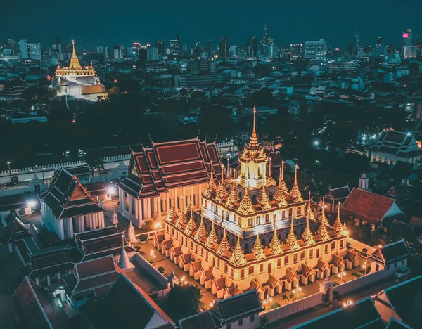 Vista aérea del templo de Loha Prasat en el casco antiguo de Bangkok en Tailandia — Foto de Stock