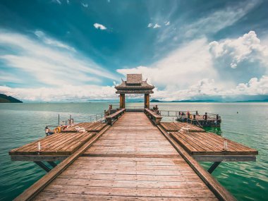 Cennet manzarası Santhiya tatil köyü Koh Yao Yai 'de, Andaman Denizi' ndeki Krabi ve Phuket Tayland arasında.