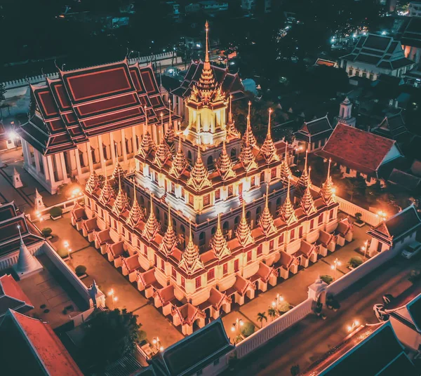 Vista aérea do templo Loha Prasat na cidade velha de Bangkok, na Tailândia — Fotografia de Stock