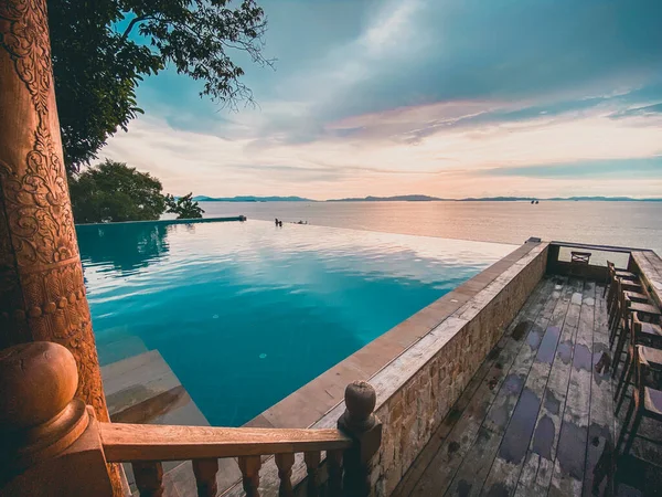 Cennet manzarası Santhiya tatil köyü Koh Yao Yai 'de, Andaman Denizi' ndeki Krabi ve Phuket Tayland arasında.