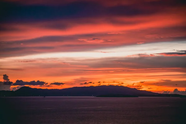 Widok na zachód słońca w Koh Yao Yai, wyspa na Morzu Andamańskim między Phuket i Krabi Tajlandii — Zdjęcie stockowe