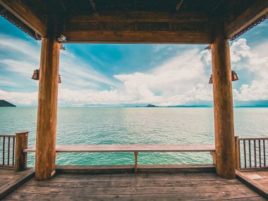 Cennet manzarası Santhiya tatil köyü Koh Yao Yai 'de, Andaman Denizi' ndeki Krabi ve Phuket Tayland arasında.