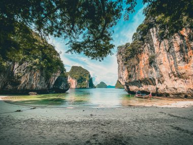 Koh Lao Cennet Sahili, Andaman Denizi 'nde Phuket ve Krabi Tayland arasında bir ada.