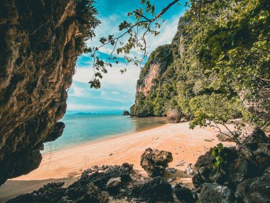 Koh Phak Bia cennet plajı, Andaman Denizi 'nde Phuket ve Krabi Tayland arasında bir ada.