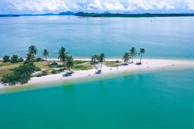 Koh Yao Yai 'deki Laem Had Sahili' nin havadan görünüşü, Phuket ve Krabi Tayland arasındaki anadolu adası.