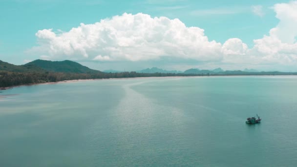 Imágenes aéreas de Koh Yao Yai, isla en el mar de Andamán entre Phuket y Krabi Tailandia — Vídeos de Stock