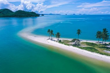 Koh Yao Yai 'deki Laem Had Sahili' nin havadan görünüşü, Phuket ve Krabi Tayland arasındaki anadolu adası.