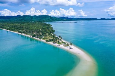 Koh Yao Yai 'deki Laem Had Sahili' nin havadan görünüşü, Phuket ve Krabi Tayland arasındaki anadolu adası.