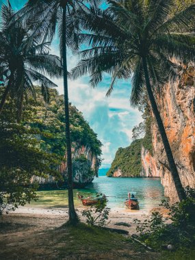 Koh Lao Cennet Sahili, Andaman Denizi 'nde Phuket ve Krabi Tayland arasında bir ada.