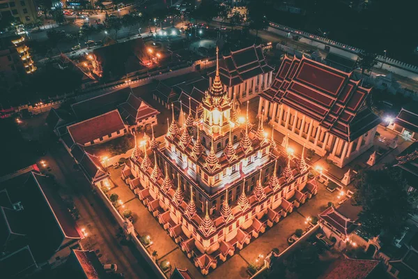 Vista aérea do templo Loha Prasat na cidade velha de Bangkok, na Tailândia — Fotografia de Stock