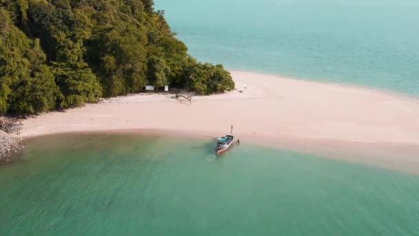 Imágenes aéreas de Koh Nok, isla en el mar de Andamán entre Phuket y Krabi Tailandia — Vídeos de Stock