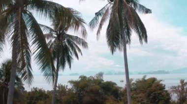 Koh Yao Yai 'deki Laem Had Sahili' nin havadan görünüşü, Phuket ve Krabi Tayland arasındaki anadolu adası.