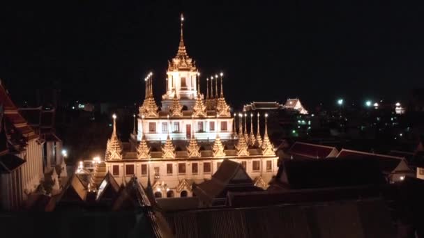 Vista aérea del templo de Loha Prasat en el casco antiguo de Bangkok en Tailandia — Vídeos de Stock