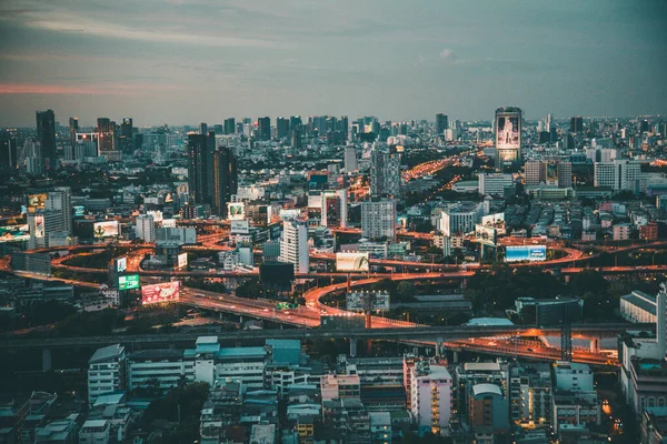 Petchaburi ve Merkez Büyükelçiliği Ploenchit, Bangkok, Tayland manzaralı