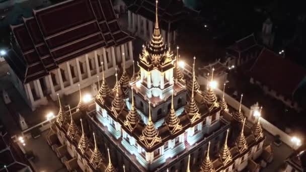 Vista aérea del templo de Loha Prasat en el casco antiguo de Bangkok en Tailandia — Vídeos de Stock