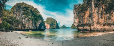 Koh Lao Cennet Sahili, Andaman Denizi 'nde Phuket ve Krabi Tayland arasında bir ada.