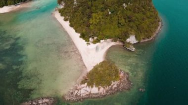 Phuket ve Krabi Tayland arasındaki Andaman Denizi 'ndeki Koh Phak Bia adasının hava görüntüleri.