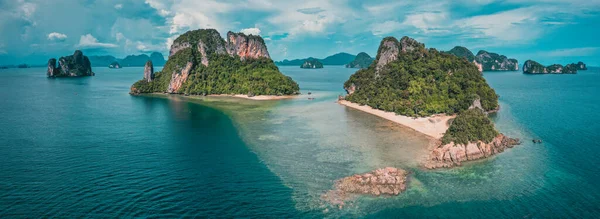 Vista aérea de Koh Phak Bia, isla en el mar de Andamán entre Phuket y Krabi Tailandia —  Fotos de Stock