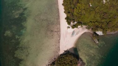 Phuket ve Krabi Tayland arasındaki Andaman Denizi 'ndeki Koh Phak Bia adasının hava görüntüleri.